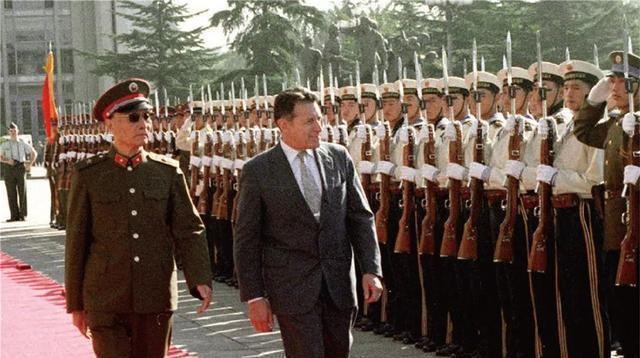 1984年张爱萍访美，回国后主动向*小平邓**辞职：我这国防部长该撤