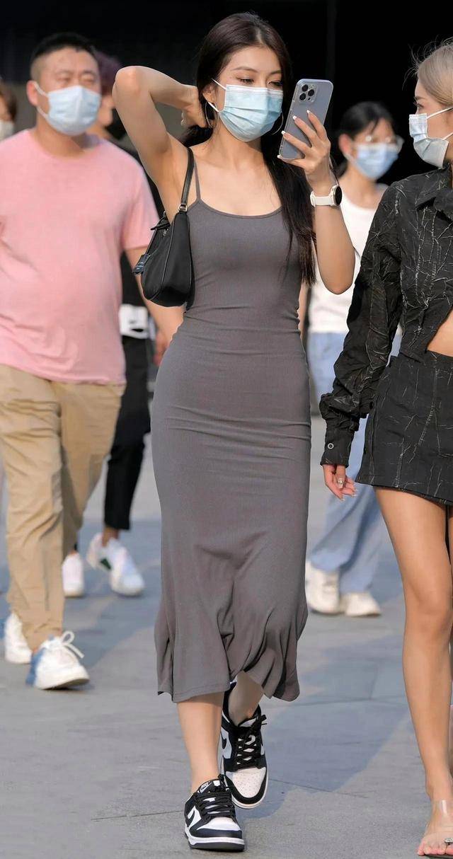 40岁女人半身小黑裙的搭配,春秋裙40岁女人有气质的穿搭