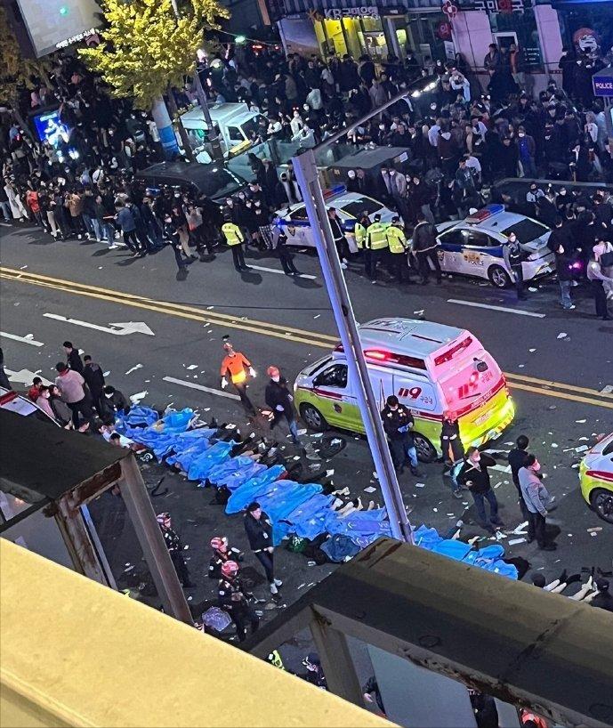 韩网再曝事故细节:死者多为20+岁瘦弱女孩,或因穿高跟鞋易跌倒