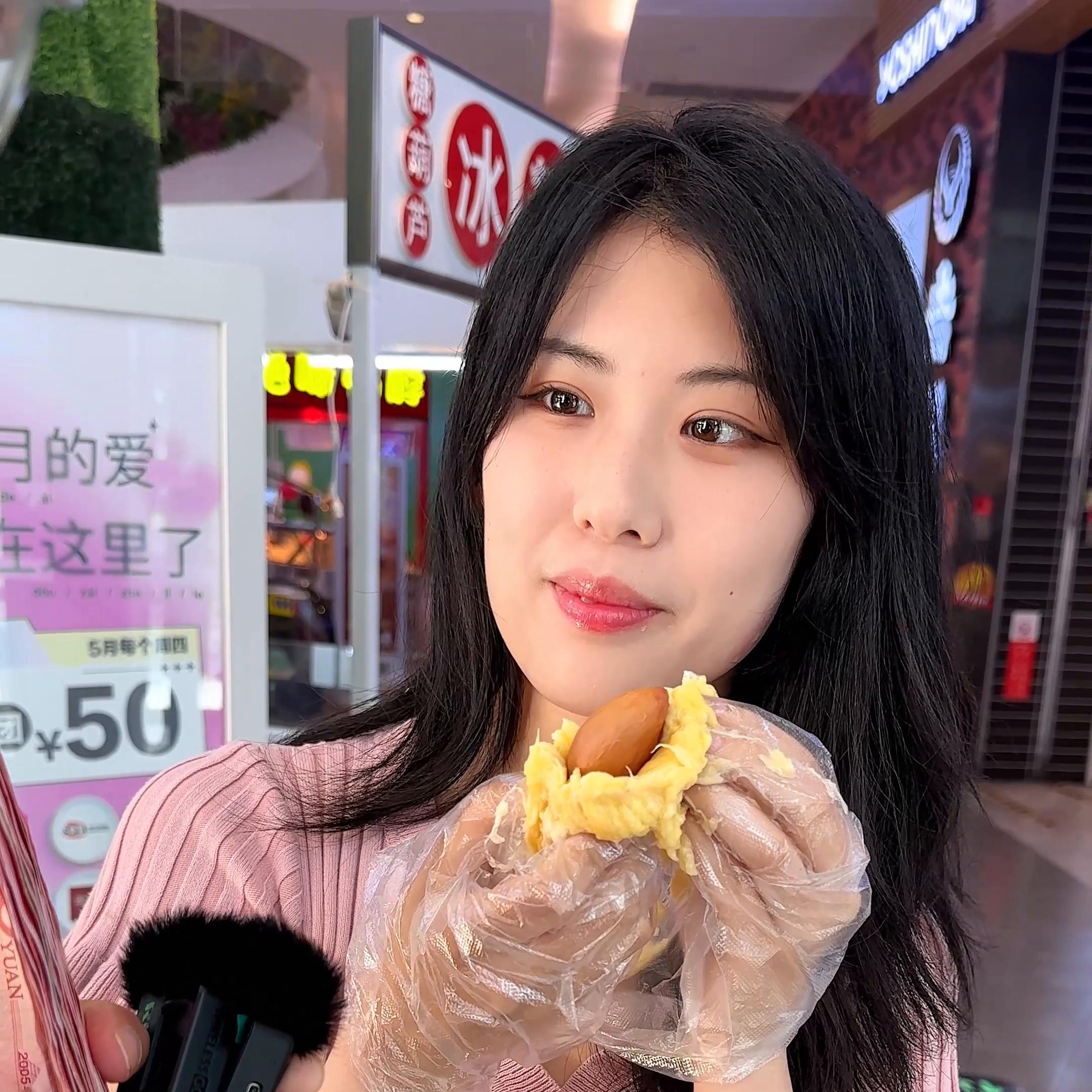 漂亮小姐姐吃榴莲雪糕,冻榴莲烤榴莲测评