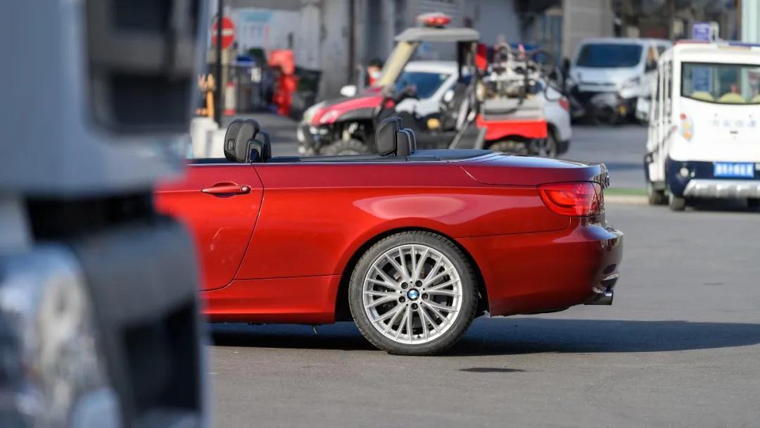 宝马335i硬顶敞篷落地多少,宝马335i二手还值得买吗