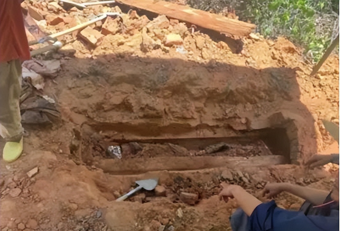 女子趁丈夫睡觉时，在隔壁房间偷情，被发现后和*夫情**将丈夫毒害