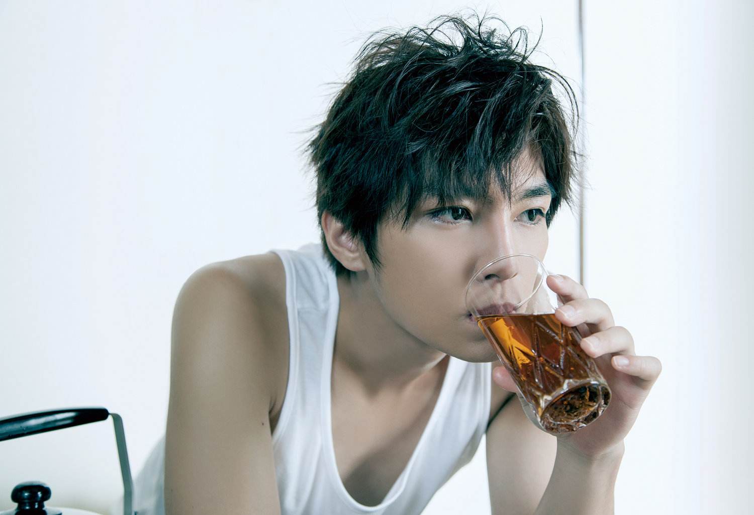 炎亚纶道歉，承认与未成年男子恋爱，称大尺度视频外流非自己的错