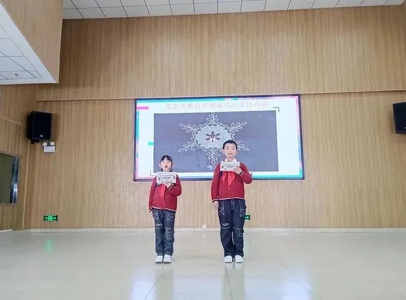 开学季校园展示打卡,开学啦冰墩墩小学生积极向上图片