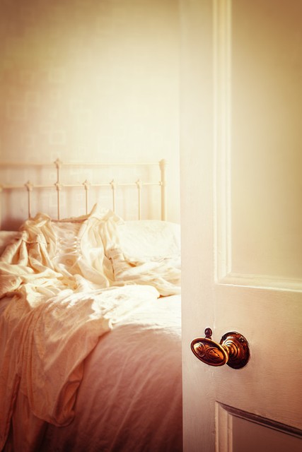 卧室里卫生间的门对着床怎么解决,房子大门正对卫生间门怎么化解