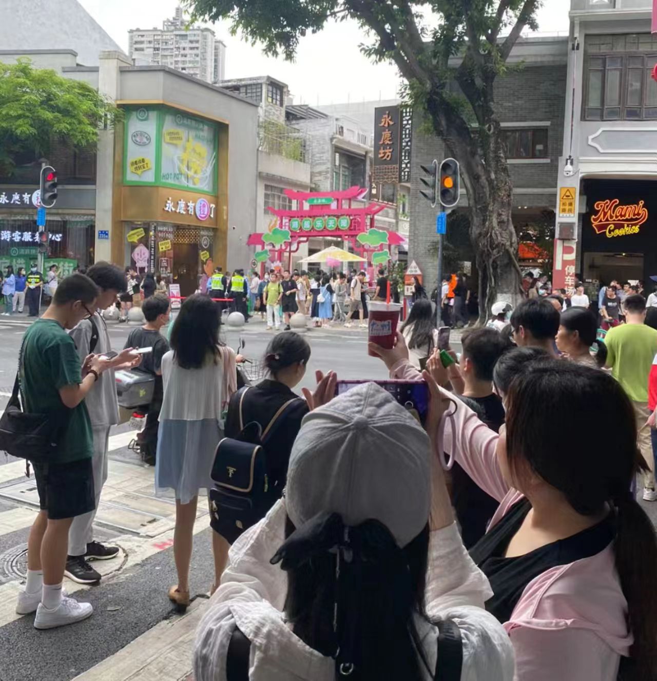 广州景点人山人海航拍视频,五一广州处处人山人海视频