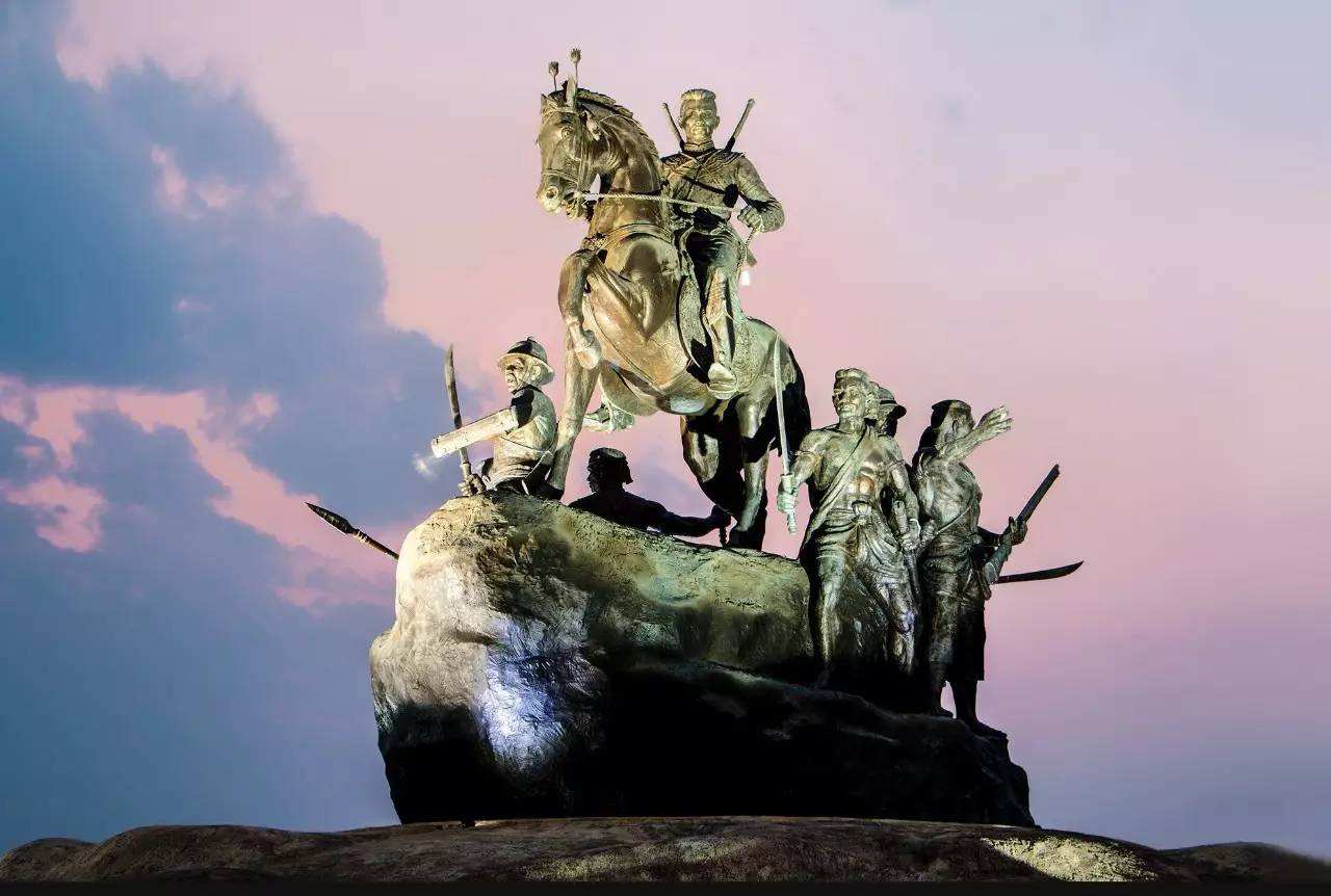 出轨、宫斗、夺权，泰国王室“十世而亡”的诅咒会应验吗？