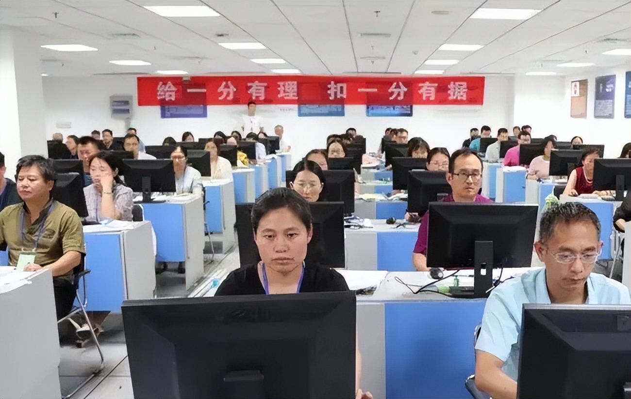 13年一女孩高考成绩从586变364，家长向教育局讨说法，结局大反转