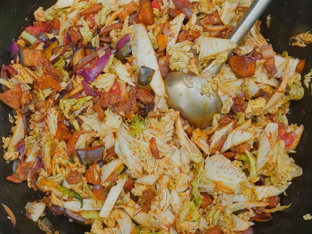 河北农村小馆子，开在村口集装箱，10元管够吃，烙饼炖菜真香