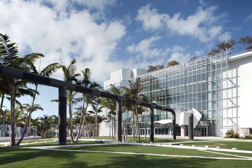 解构主义弗兰克盖里,美国建筑师弗兰克盖里的建筑风格