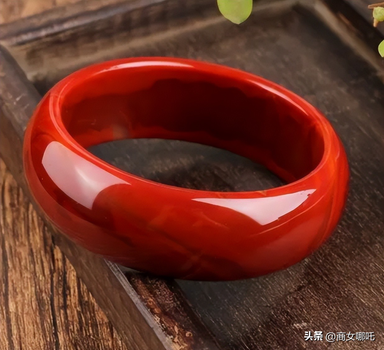 除了金银还有什么首饰,天然宝石制成的手镯