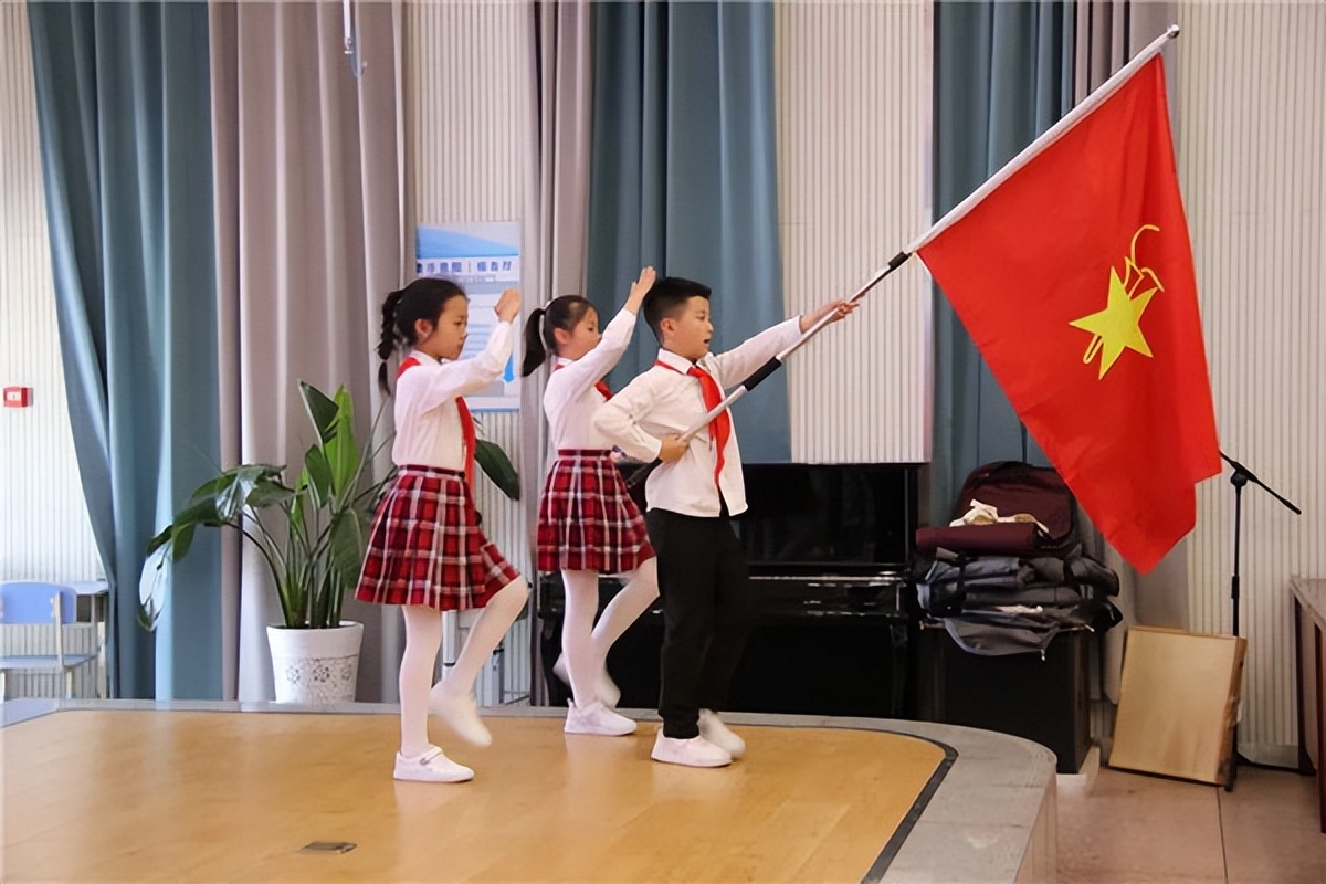 东山国际小学副校长邬超应告诫队员们为自己撑起一片安全的蓝天