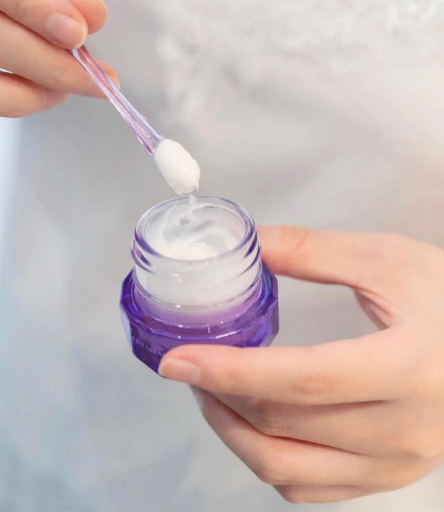 眼部精华和眼霜有什么区别吗,眼霜和眼精华有什么区别