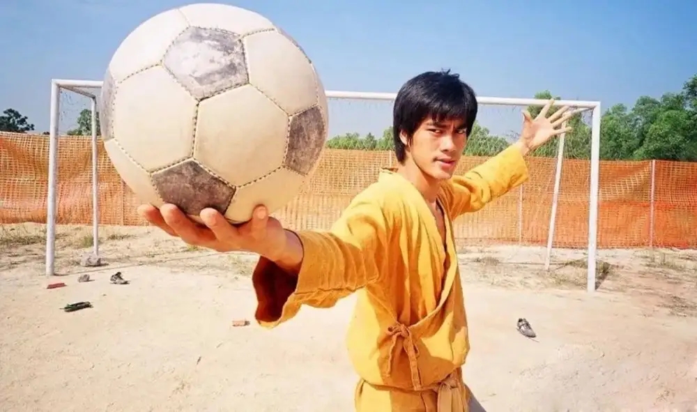 小学一年级足球课第一节,三圣路小学第一节足球课