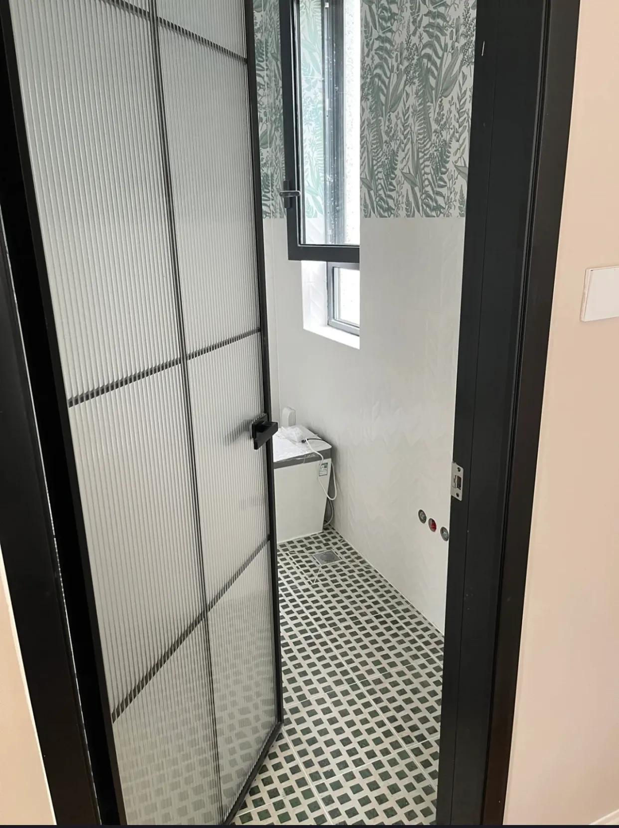 客卫门用实木门还是玻璃门,卫生间门是实木门还是铝合金门好