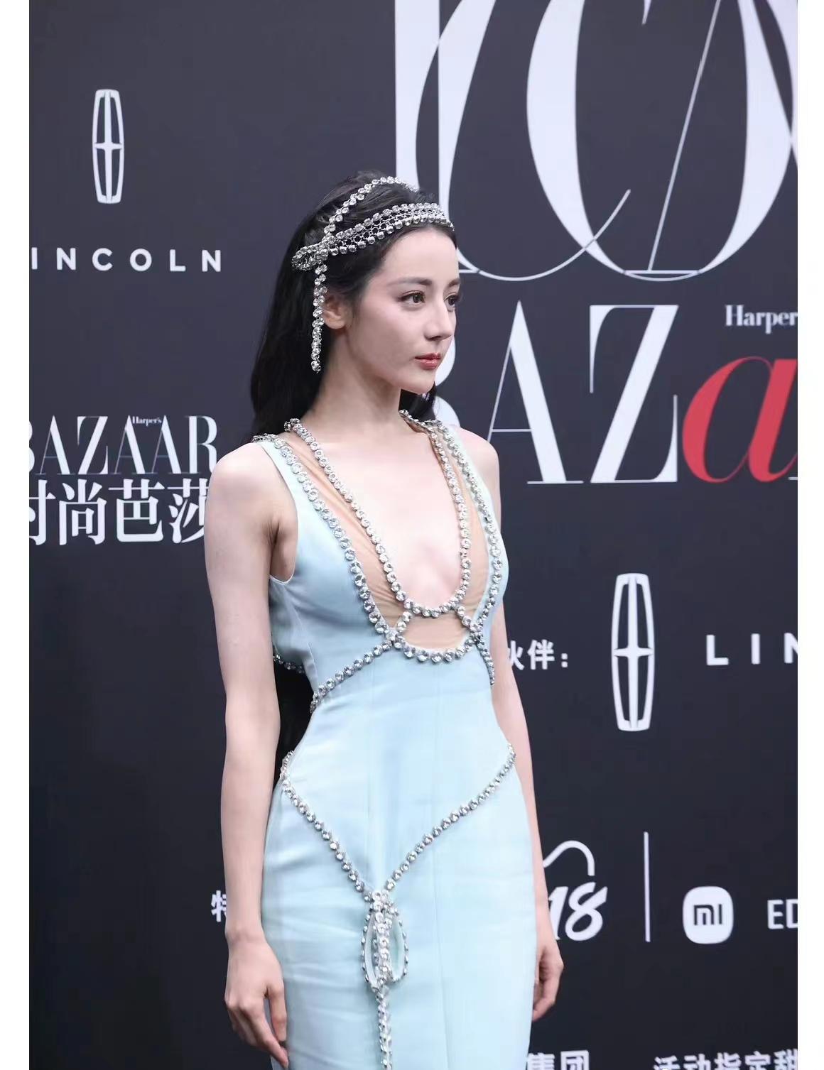 “酥胸半露”却偏要捂着,故作矜持,有一种尴尬叫迪丽热巴玩性感