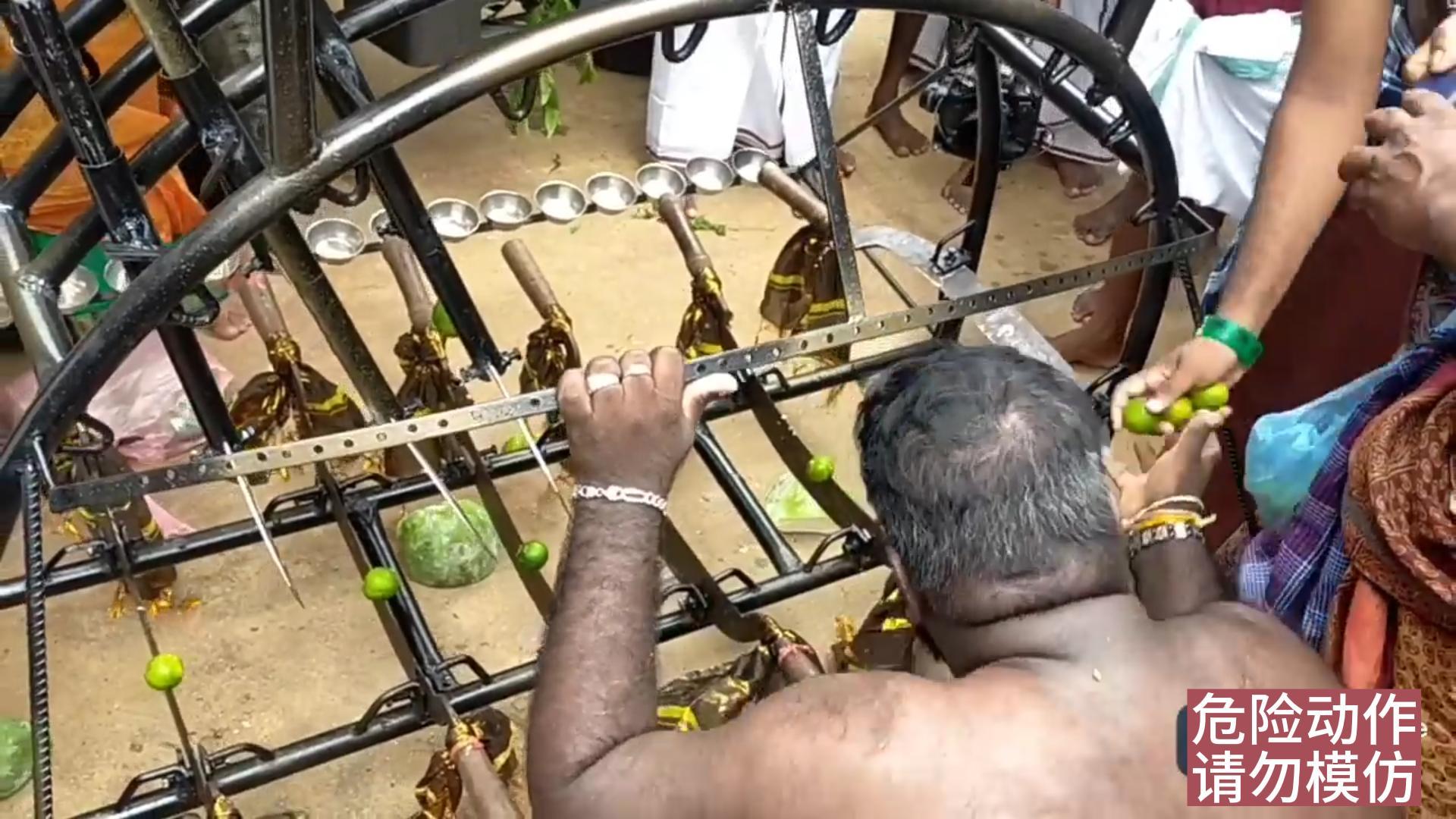 印度奇葩，用钩子穿过男子皮肉不流血，躺在刀上吊起来用绳子抽打