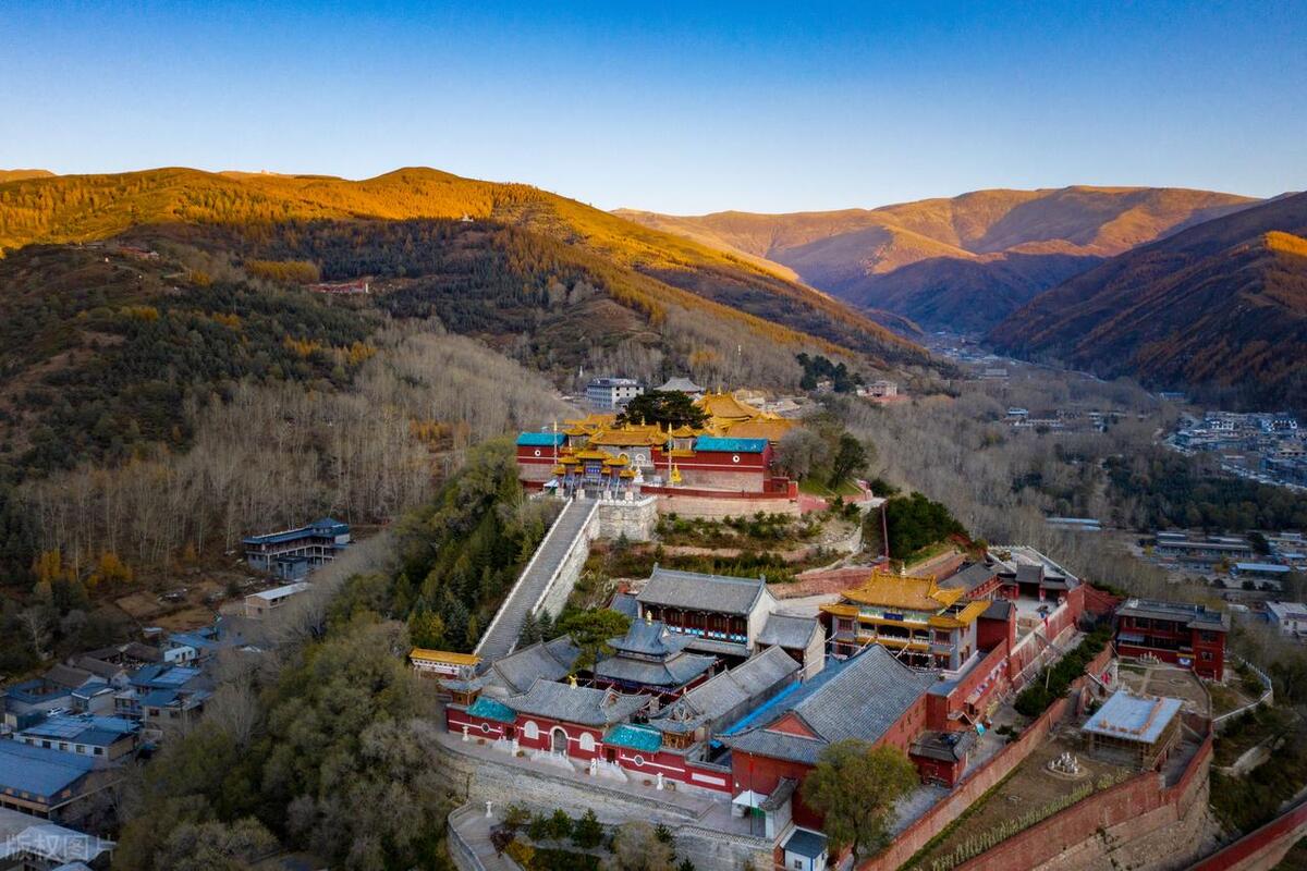 五台山一日游黛螺顶和五爷庙,来到五台山景区佛华山庄五爷庙