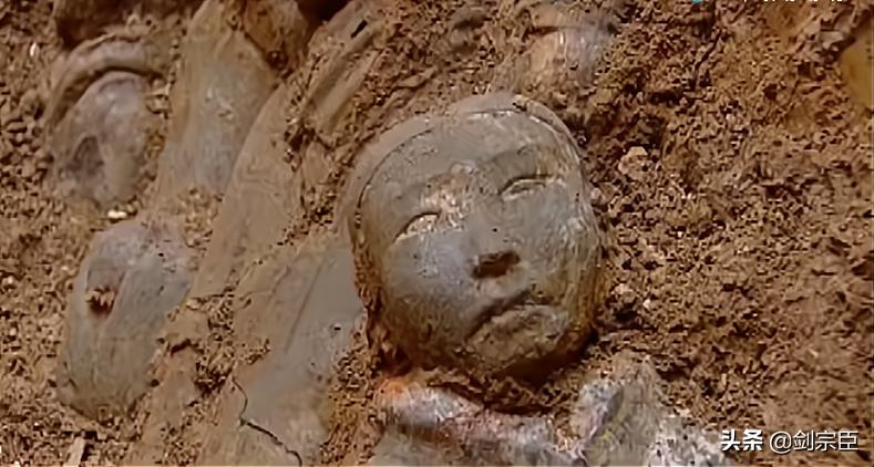 1984年，砖瓦厂工人在山上取土，一锄头下去，冒出来一个“人头”