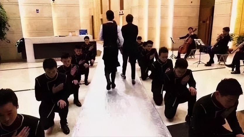 女富婆们淫乐的快乐窝,却只因一张照片,一夜之间不复存在