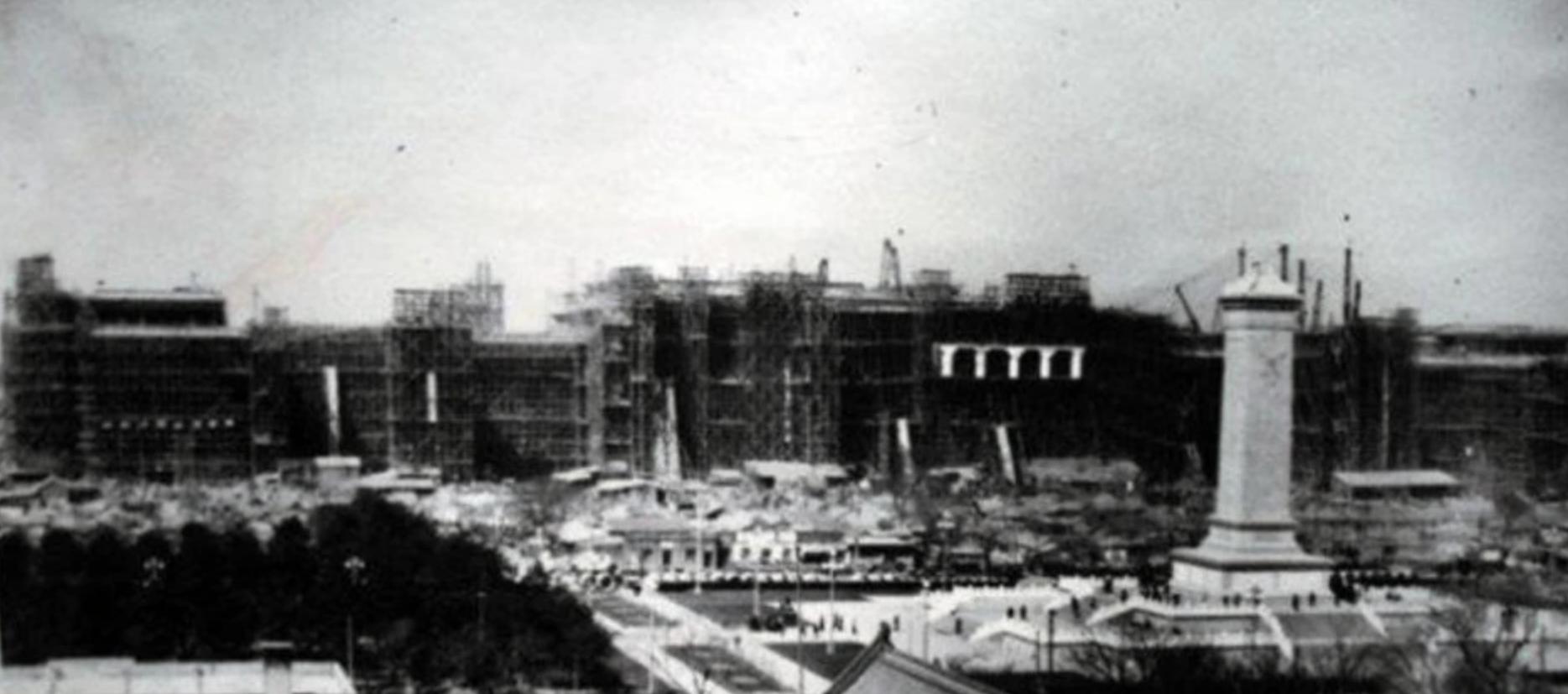 人民大会堂名字为何是后改的？它原先叫什么？毛主席亲自改名