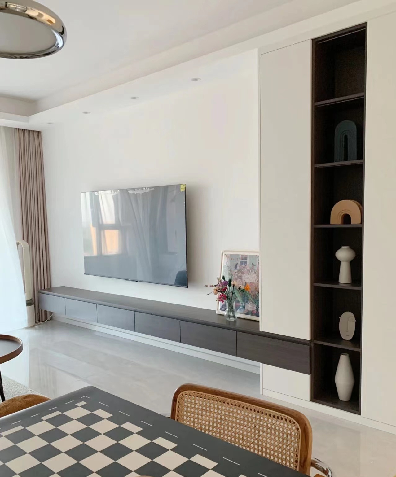 大白墙悬空电视柜颜色搭配效果图,小户型大白墙电视墙