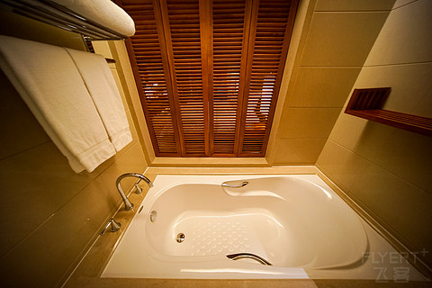 飞雪迎春山花烂漫,飞雪迎春绽玉蕊