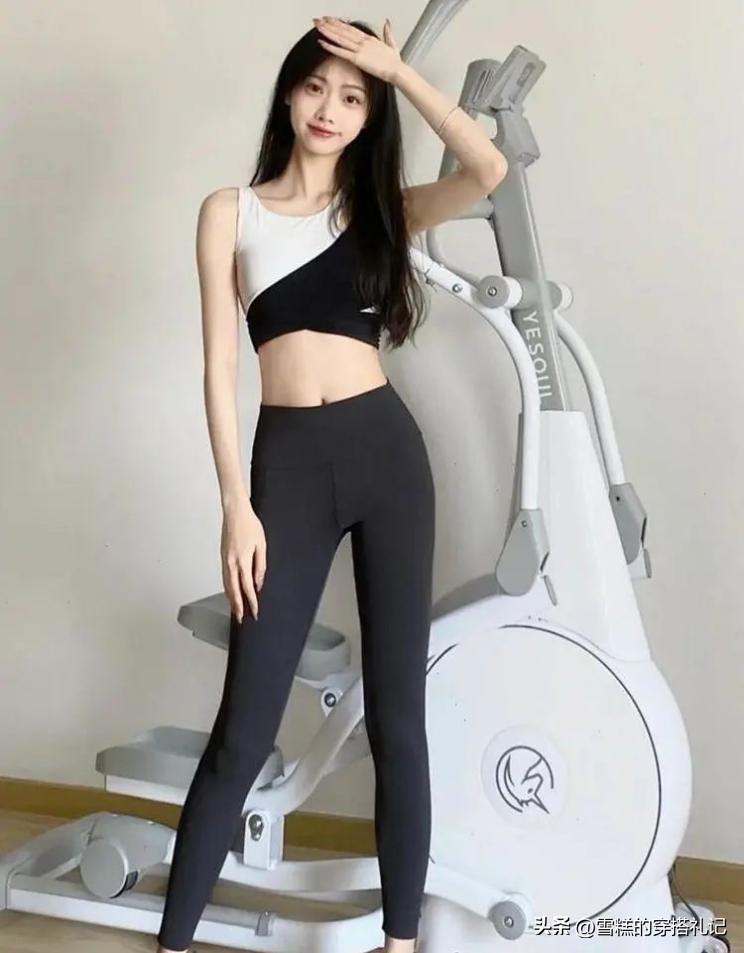 瑜伽裤外穿瑜伽服也能搭出时尚感,宽松裤瑜伽服穿搭白色