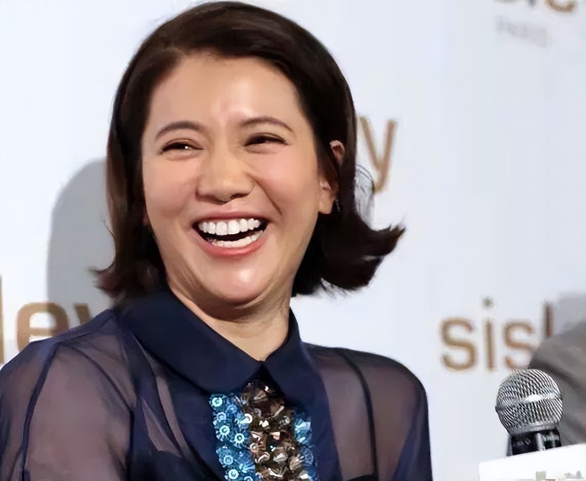 没了美颜滤镜，谁在装嫩一目了然，麒麟臂、水桶腰、满脸皱纹沟壑