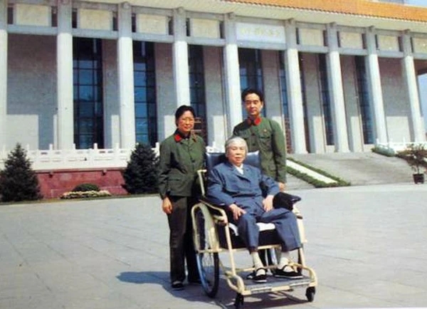 1979年，*子珍贺**终于来到北京，她与毛主席拍下了最后一张“合影”