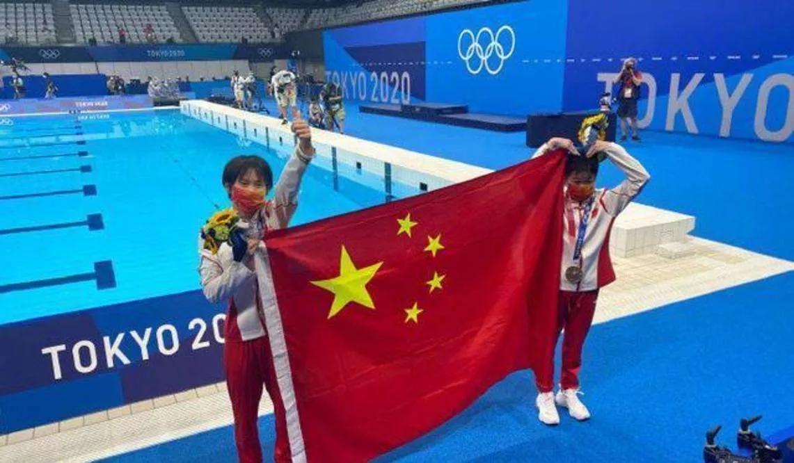 女生花5000买包,女生花了8000买包