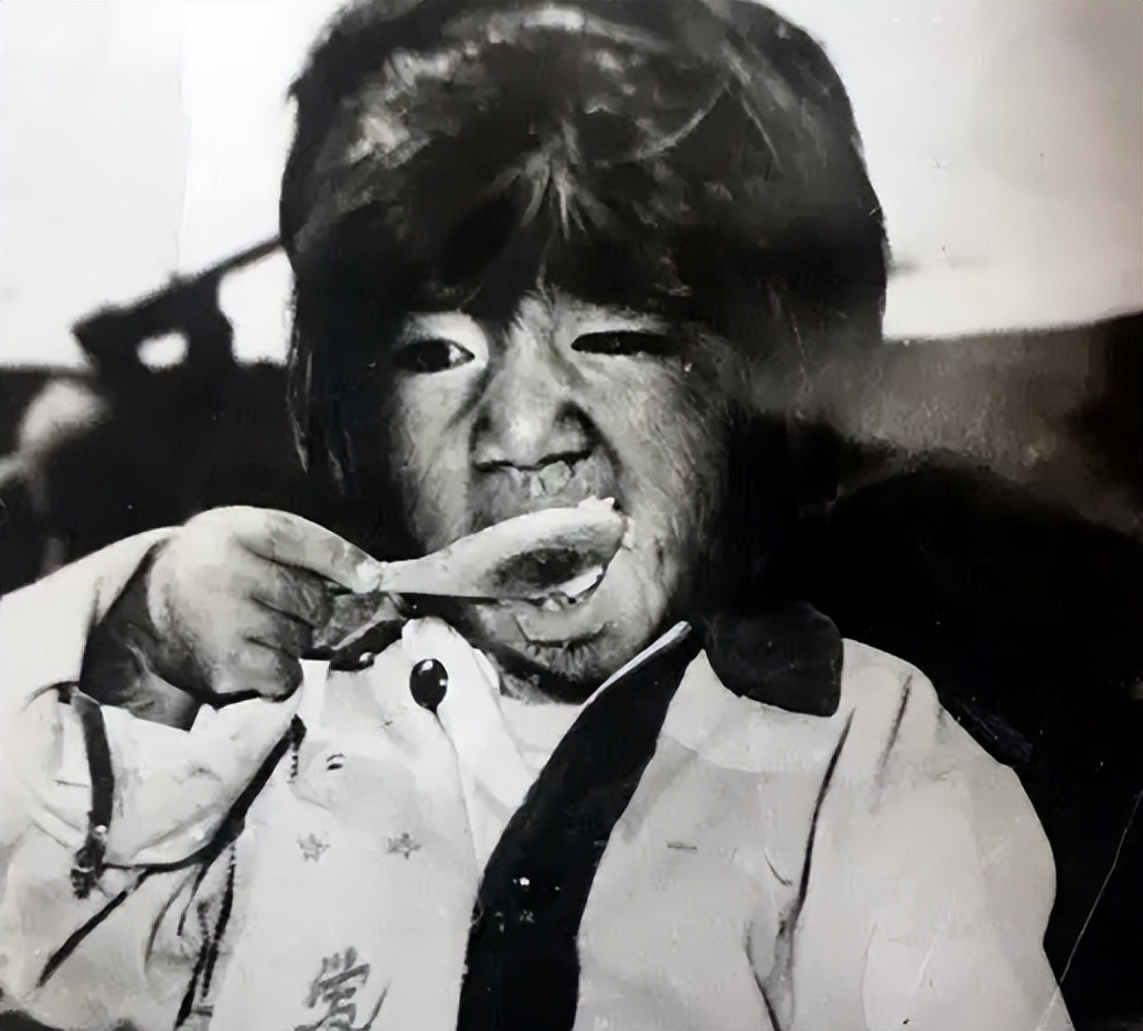 当年轰动一时的“毛孩”：42岁娶90后娇妻，生下一子未遗传长毛