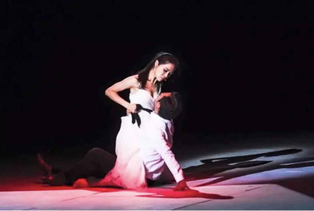 上台领奖被观众嫌弃的女明星,女星领奖时台下另外一个女星撇嘴