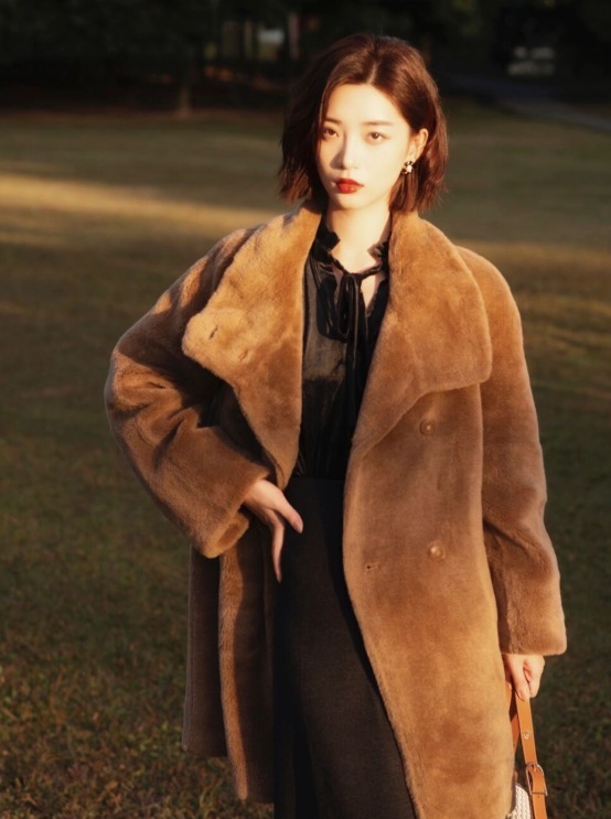 怎么穿出冬天的感觉,冬季白色羊羔绒外套的正确搭配