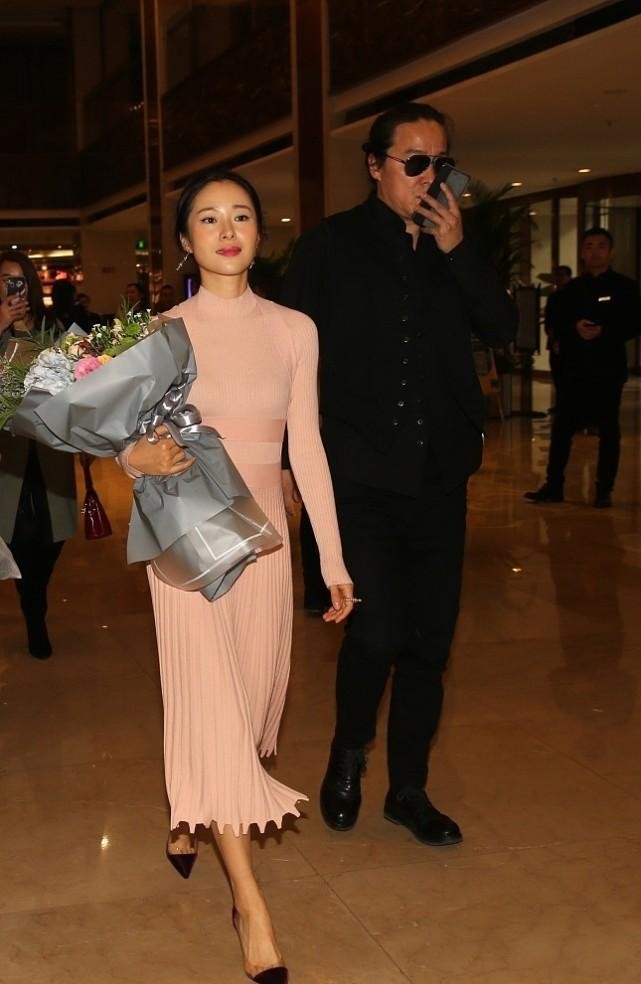 江一燕穿深v领露腰礼服,江一燕惊艳身材照