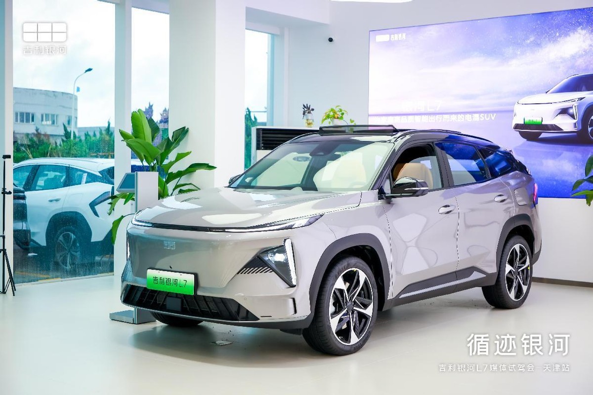 吉利银河l7静态体验,吉利银河l7雨天第一视角