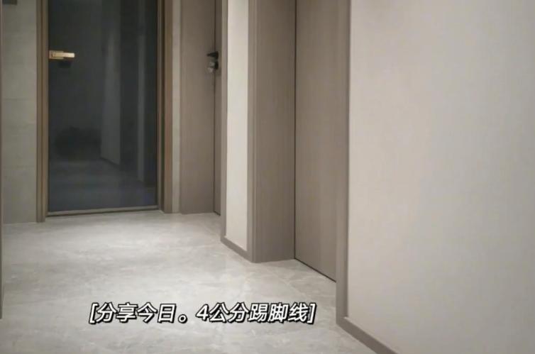 踢脚线材质怎么会是绿颜色,踢脚线材质怎么搭配