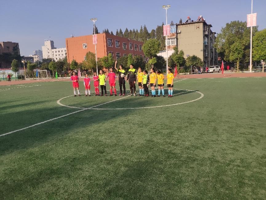 以球健身以球会友,以球会友以球育人