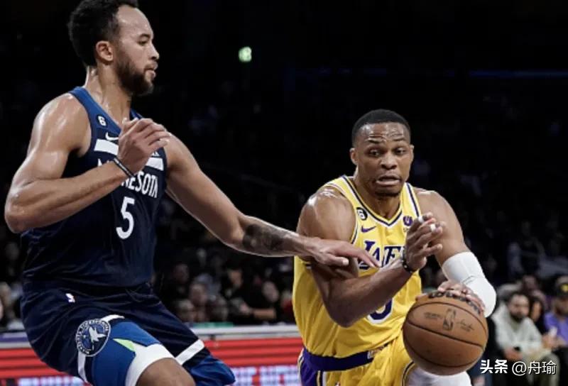 NBA晚报：詹皇转发中国视频，字母哥伸脚绊欧文，胖虎90度崴脚