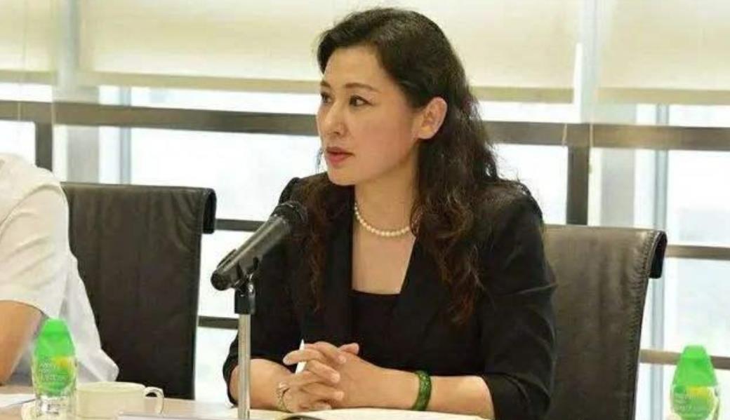 她被誉为最美女校长，39岁成教授，49岁当大学校长，54岁知性美丽