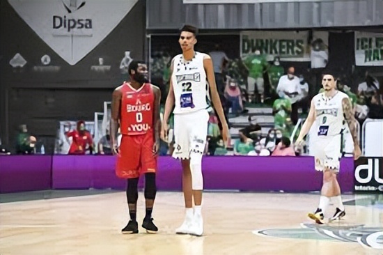 鹈鹕总冠军文班亚马,文班亚马vs恩比德