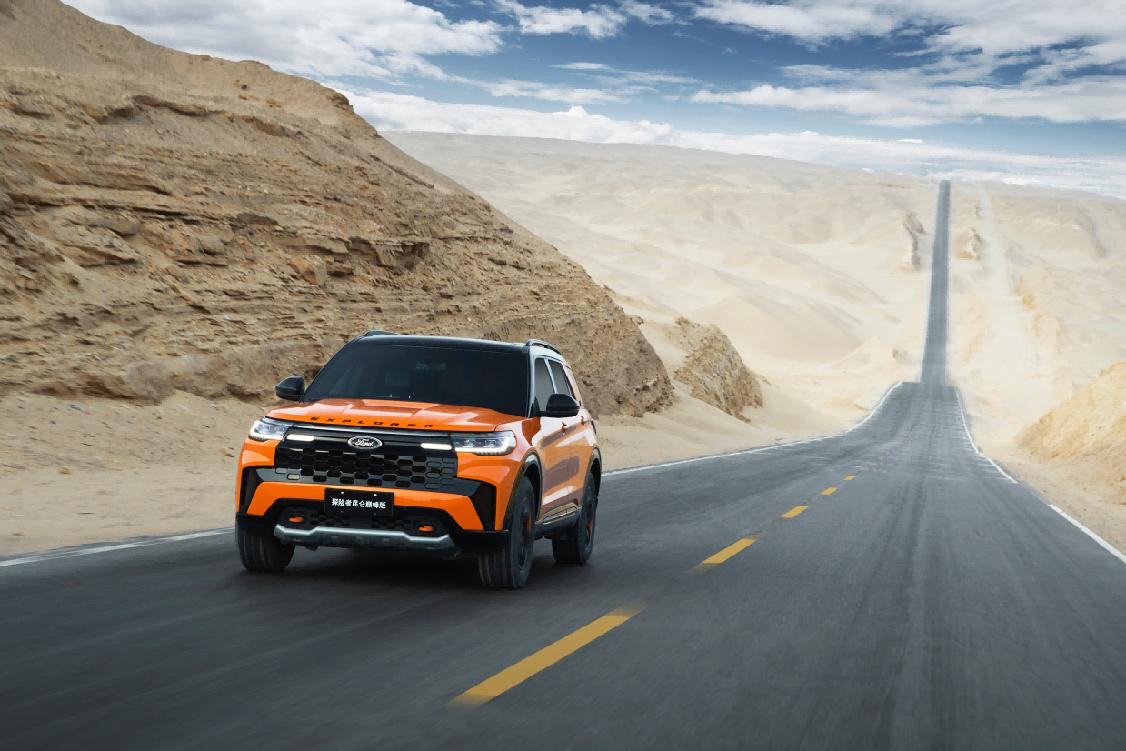 试驾福特探险者昆仑巅峰版脱困,探险者昆仑巅峰版对比霸道