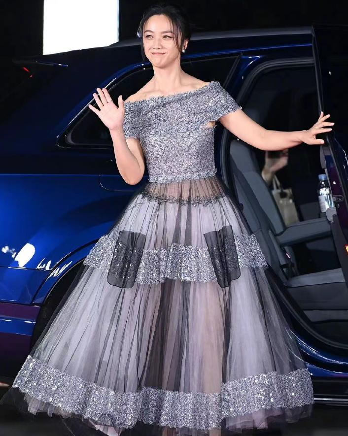 汤唯穿红色连衣裙 (汤唯身穿紫色深v礼服)