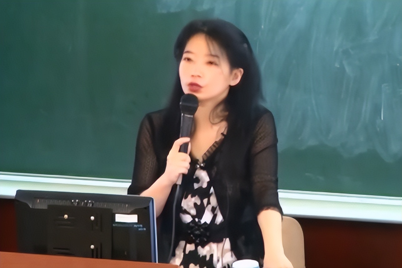 最近火出圈的老师上课,最近火出圈的老师上课挨个点名