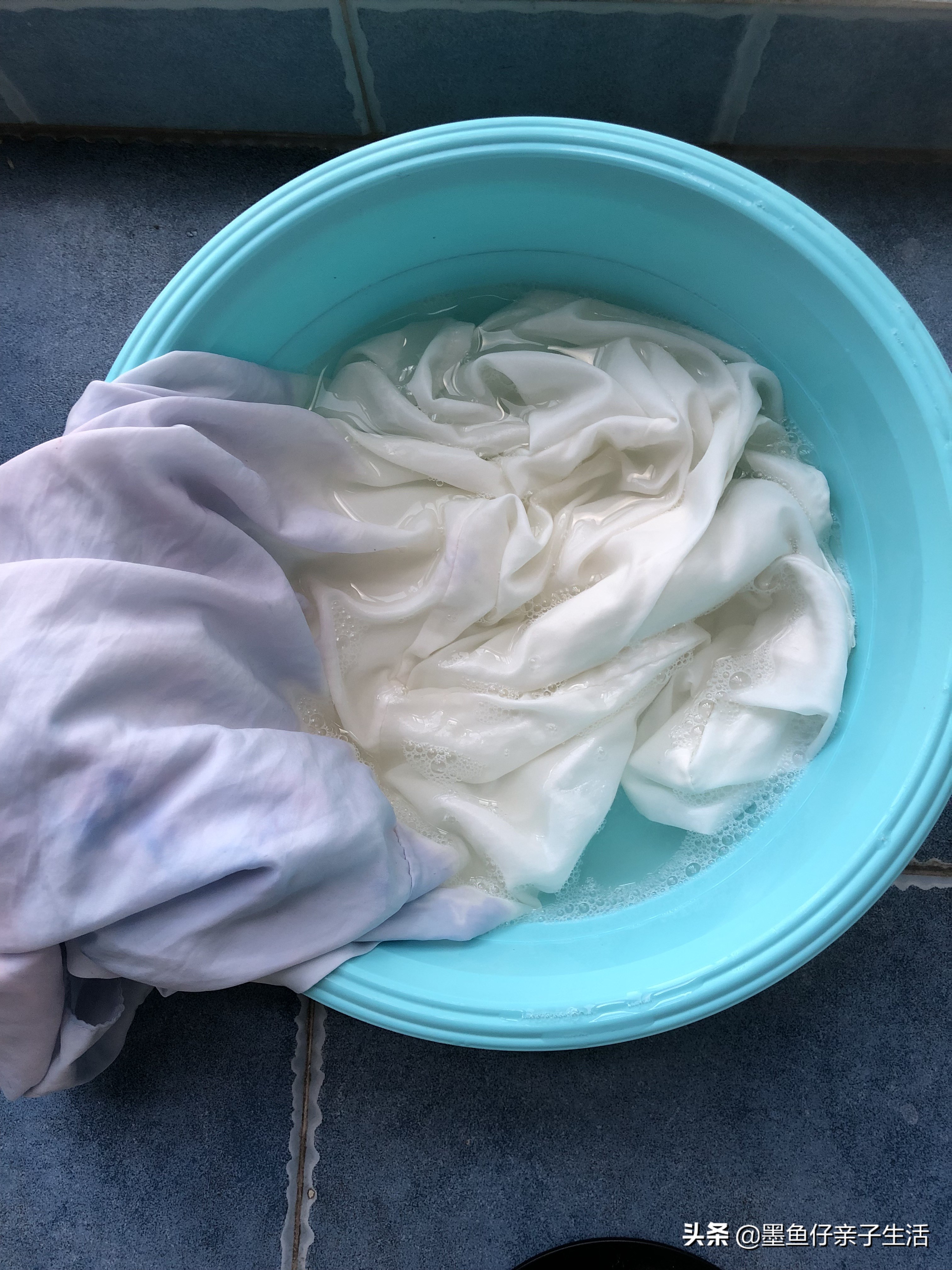 染色的白衣服怎么恢复白色,怎样使染色的衣服恢复原样