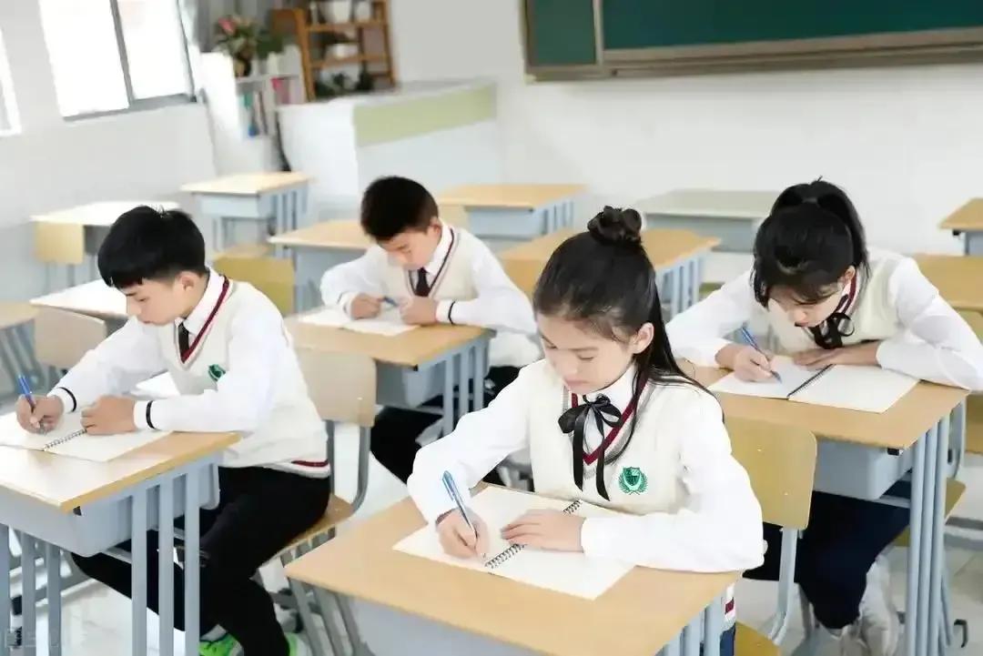 八上英语unit8重点短语,八年级上册英语unit3重点句子