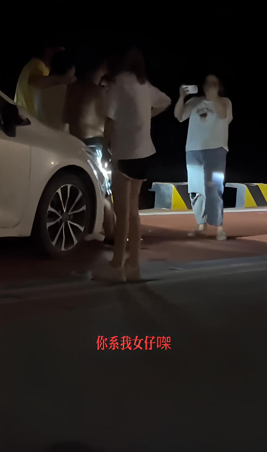 两女子为争男友大打出手韩剧,两女子为争抢男友决斗