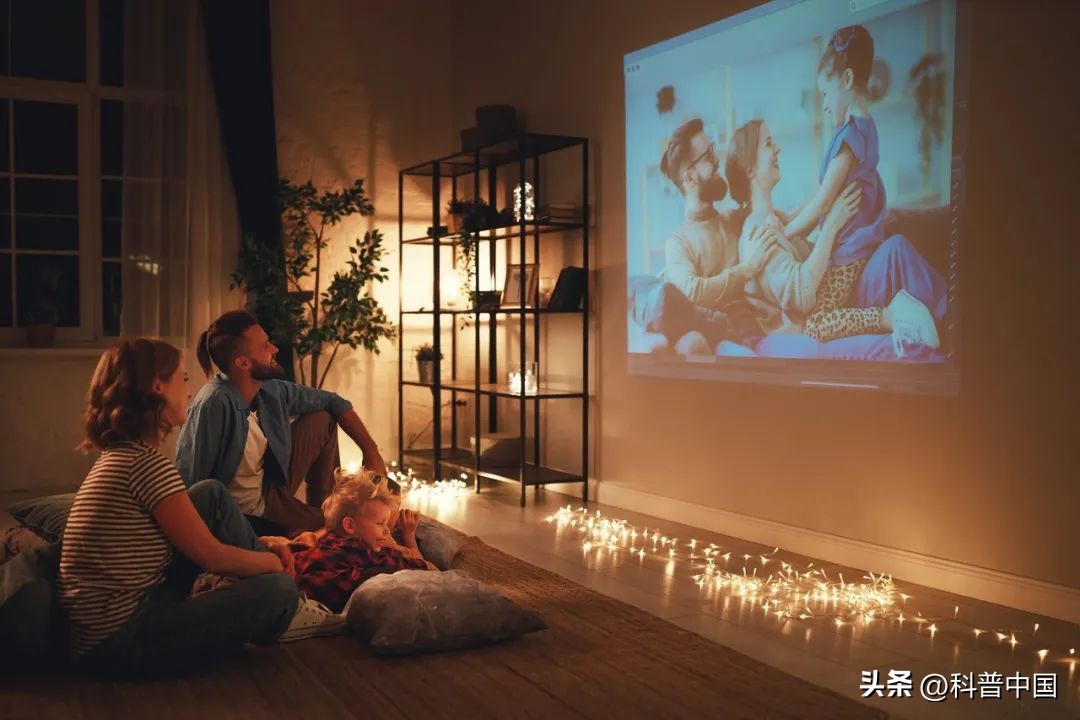 投影仪真的比电视护眼么,投影仪是不是对眼睛好点