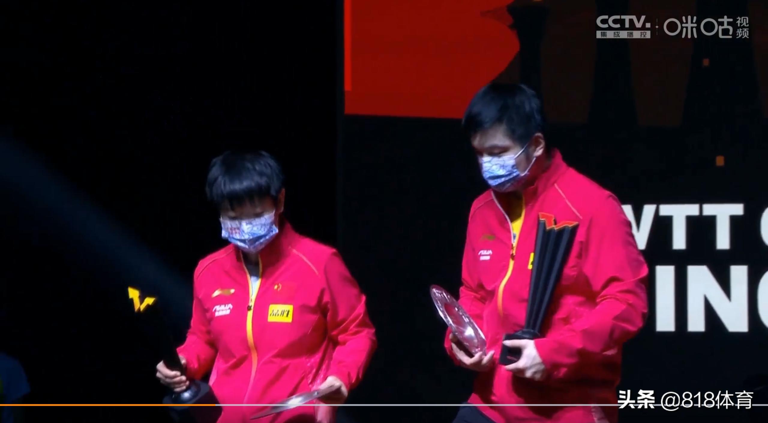 王楚钦樊振东憨憨视频,樊振东孙颖莎颁奖礼合照