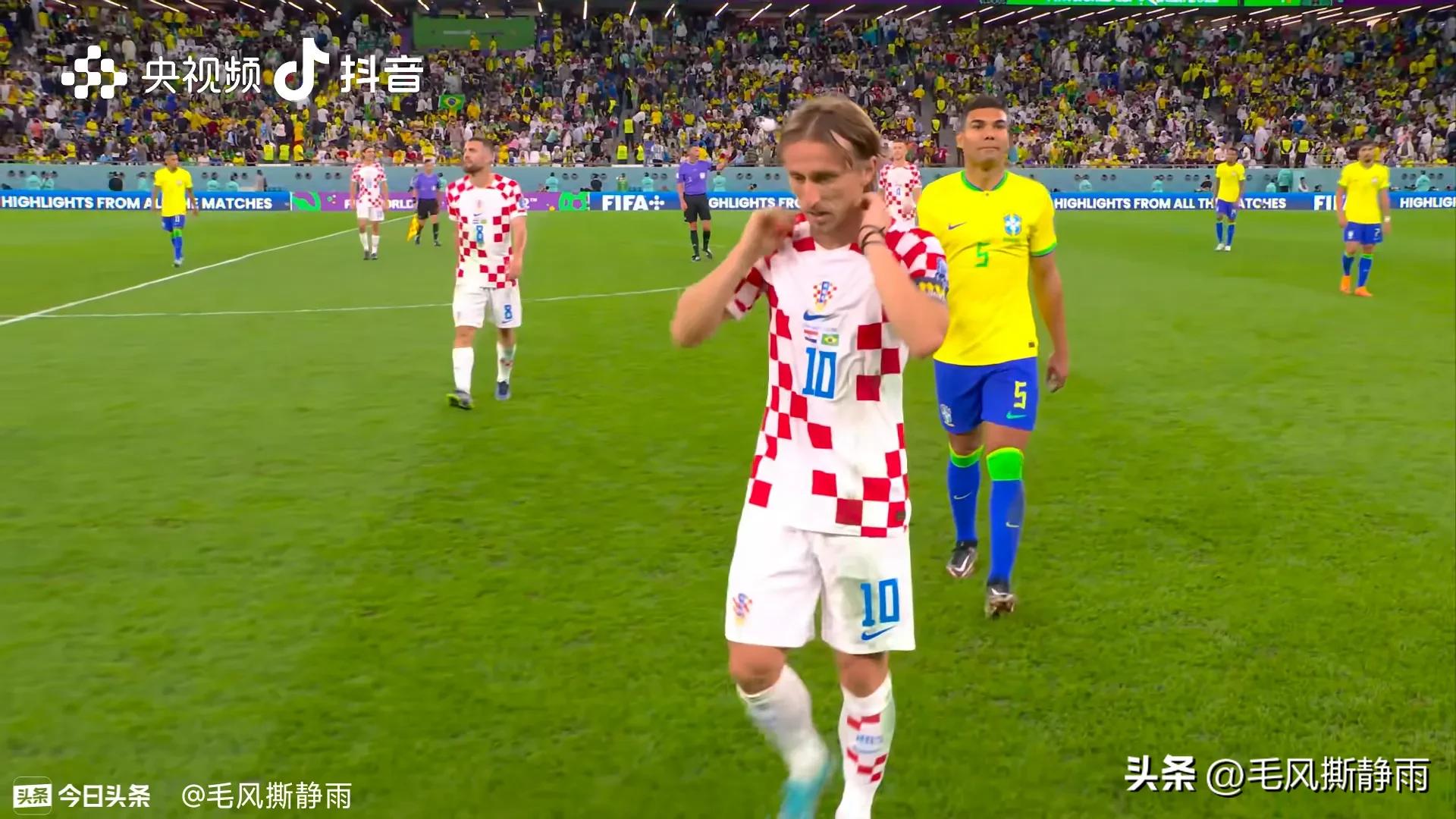 莫德里奇归队加持克罗地亚,莫德里奇和队友讨论克罗地亚